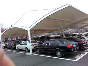 鋼<font color='red'>膜結(jié)構(gòu)車棚</font>特點，怪不得越來越多人選擇！(圖文)